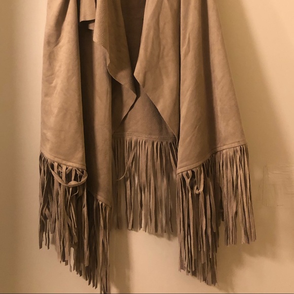 Decree Sleeveless Fringe Vest - Picture 3 of 3